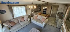 Hot Tub Lodge Cornwall - Meadow Lakes Holiday Park - Image 3
