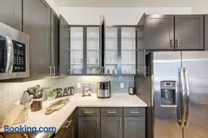 Lux Modern Art Apartment Near Eateries and Theater by RGS - Image 3