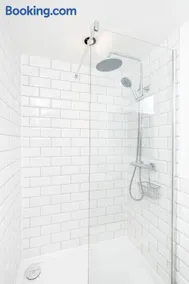 Convenient 2BR House with Great Transport Links - Image 4