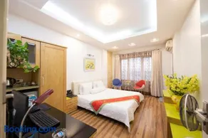 Sunny Hotel - Image 1