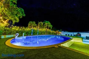 The Glow House w Cinema, Disco, Pool, BBQ, 9 beds - Image 2