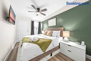 Modern & Spacious 2BR Loft with Balcony & Parking - Image 2