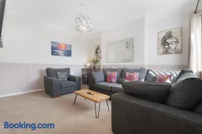 Stylish 3BR Stay Sleeps 9 by Stay With Us - Image 1
