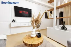 Luxury 1BR with Charming Balcony - Romantic Getaway - Image 2