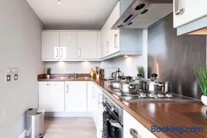 2 Bedroom 2 Bathroom Apartment City Centre Free Parking Fast Wifi Juliet Balcony and Smart TV with SkyTV and Netflix by Yoko Property - Image 4