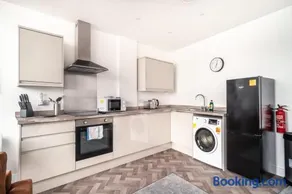 Modern 1BR Near Wrexham Stadium & City Centre - Image 4