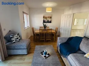 Lakeside Townhouse - Homely & Modern Holiday Home - Image 2