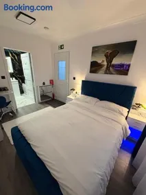 Modern En-Suite Double Bedroom in Cardiff with Private Entrance - Image 3