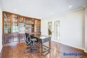 Upper-Level Classic House in Richmond Hill - Image 2