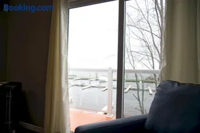 2 Bedroom Harbor Front Condo 9L - Image 4