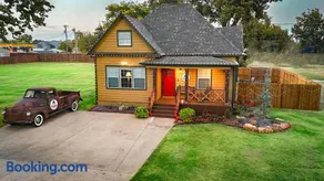 Ralphie's House Chickasha - Fiber WIFI - 4 Bedroom! - Image 1