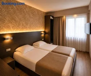 Orange Parkway Hotel - Image 5