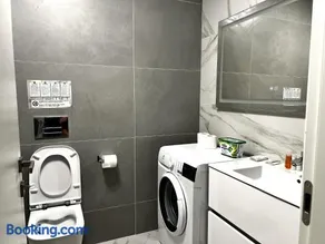 Modern City Home w. A/C - Image 2