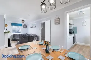 Large newly refurbished modern house, part sea views, south facing garden, parking - Image 3
