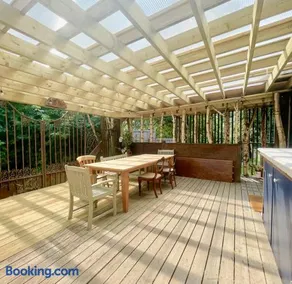 Tree Tops Holiday Let & Sauna South Downs West Sussex Sleeps 10 - Image 4
