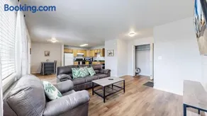 Convenient two bedroom near DIA - Image 1