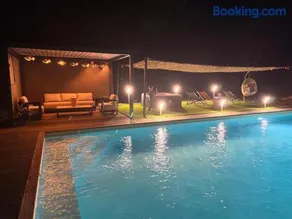Villa with pool - Image 1