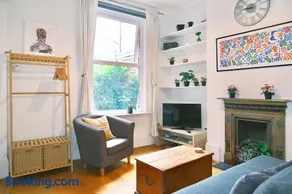Artsy & bright Hammersmith London 1b1b, up to 4 people - Image 1