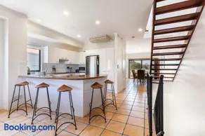 Wake up to ocean views in stylish comfort - Image 5