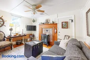 Historic Boothbay Harbor cottage with antique decor, washer/dryer & deck - Image 2