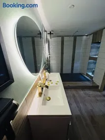Escapade Romantique, Jacuzzi, Sauna, Plage à 900m - Image 2