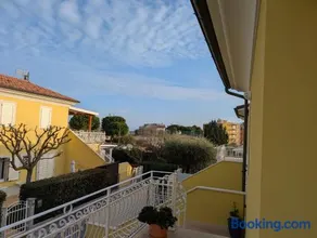 Villino a schiera con ingresso indipendente con balcone e piccola corte esterna con doccia a due passi dal mare - Image 2