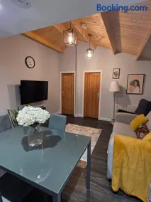 Secluded Log Cabin escape - Image 5