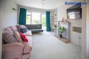 Hereford Long Term Comfortable Accommodation, 4 bedrooms with Parking - Image 3