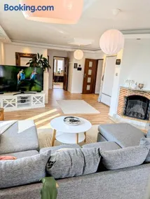 Luxury Villa with Beautiful Garden & Easy City Access - Image 1