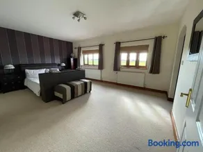 Spacious Home, 6 large bedrooms, full sky package, sleeps 14 - Image 1