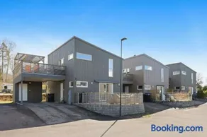 Three bedrooms house - Image 1