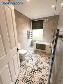 Prime Location 2 Bed Parking Included - Image 3