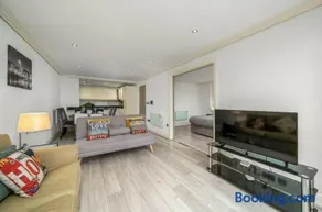 Luxurious Spacious 2 bed w Terrace - Image 3