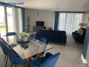 Beautiful 3 bedroom apartment by the Sea - Image 5