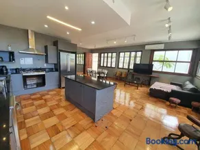 Ideal for groups 4 Bed Prime Location Pool BBQ - Image 2