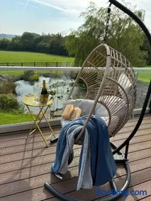 Luxury Lake Front Escape With Hot Tub - Image 2