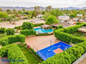 Private Urban-Oasis w Resort Pool - Image 1