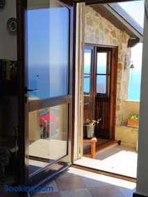 La grotta sul mare - Image 1
