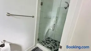 Queen Room with Private Bathroom - Image 4