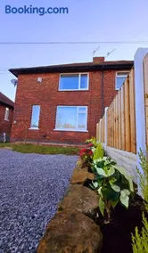 Ecclesfield Cottage - Two Bedrooms in Sheffield near Peak District with fast Wi-Fi, off-street parking and garden - Image 3