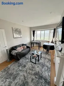 Smart and Chic 2 bed Apartment - Image 2