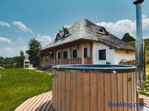 Căsuță tradițională cu ciubăr și saună în Bran - Casa de la Nuci - Image 1