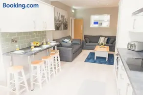 LYNNTON HOUSE Stunning 6 bed Town Centre House ALL with En-Suites Prime Location Tamworth - Image 2