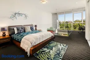 Spacious 1 bedroom mezzanine apartment with large bath views 2 free parking spots - Image 2