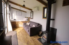 1 Bed Hut - Sleeps 4 - Pets - Parking - Image 4
