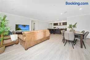 Comfy Premium 4BR Near Airport, Cafes & Amenities - Image 1