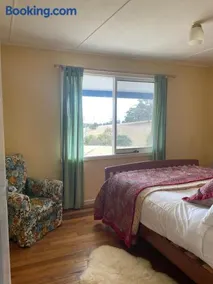 The Woolshed and Farmhouse Blue, Bruny Island - Image 2