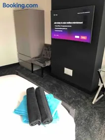 Entire 2 bed modern apartment - Image 2