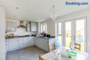 4 Bed Room Service Accommodation - 2 Parkings - Fibre Wi-Fi - Workstation - Image 4
