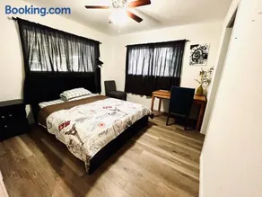 Cozy Private Bed & Bath near Medical Center, Galleria and DT - Image 1